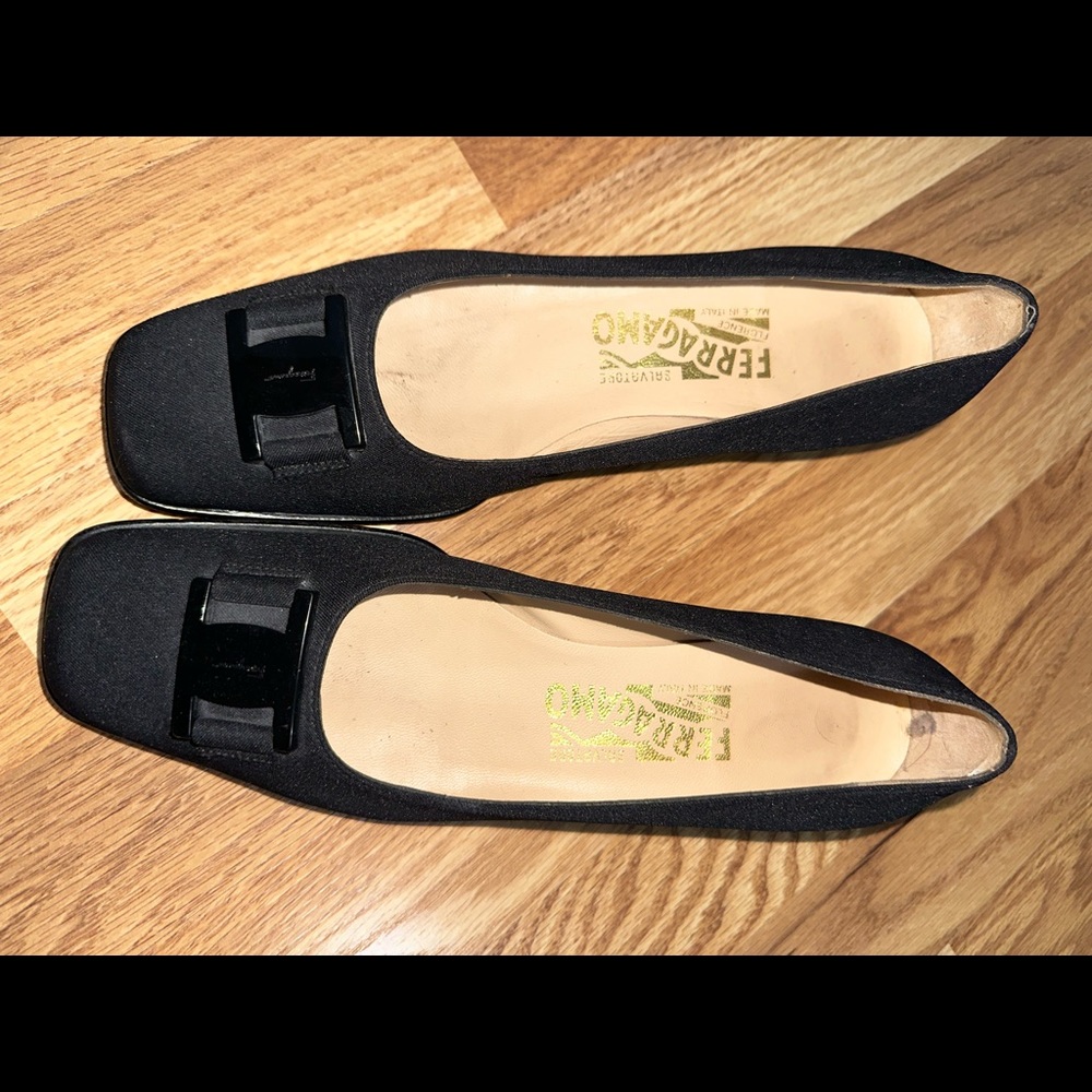 Salvadore Ferragamo small heels shoes pump black logo on front